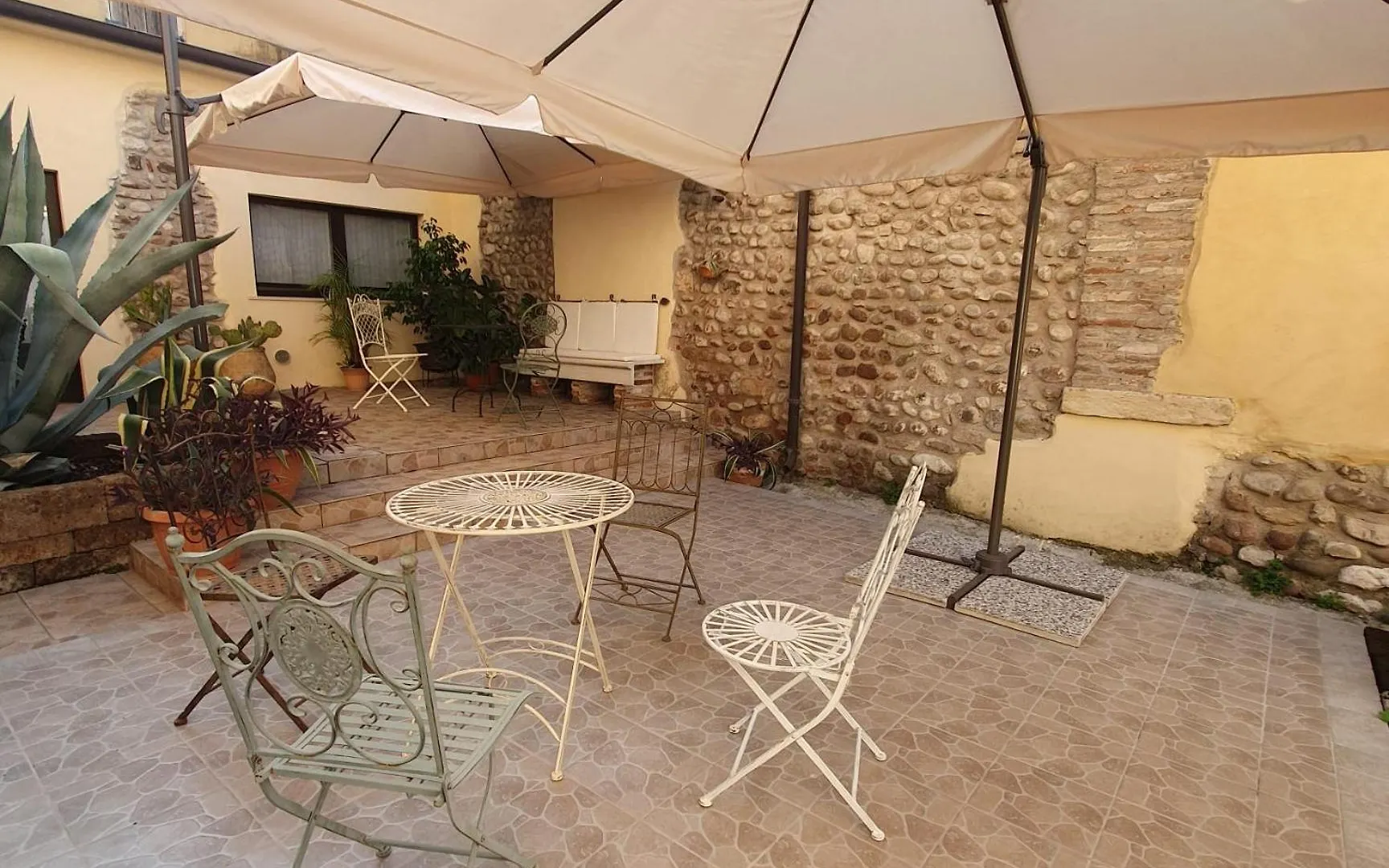 Gesuitirooms Sona Guest house